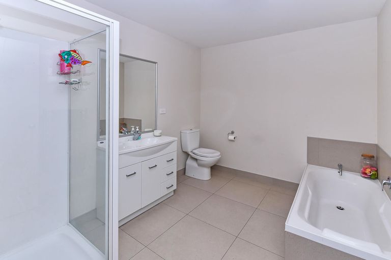 Photo of property in 124 Popokatea Drive, Takanini, 2112