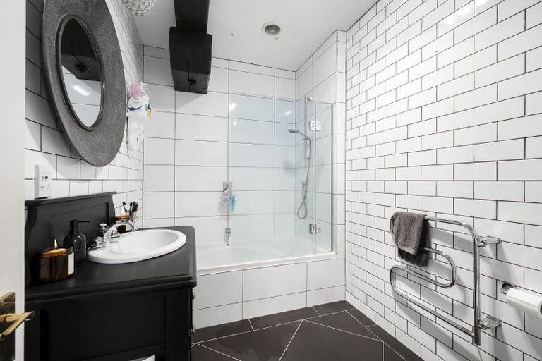 Photo of property in 1/12 Little George Street, Thorndon, Wellington, 6011