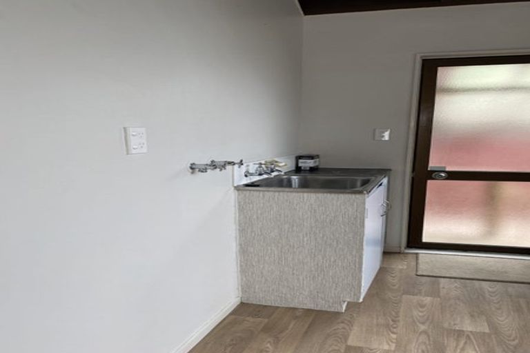 Photo of property in 5/25a Beach Road, Te Atatu Peninsula, Auckland, 0610