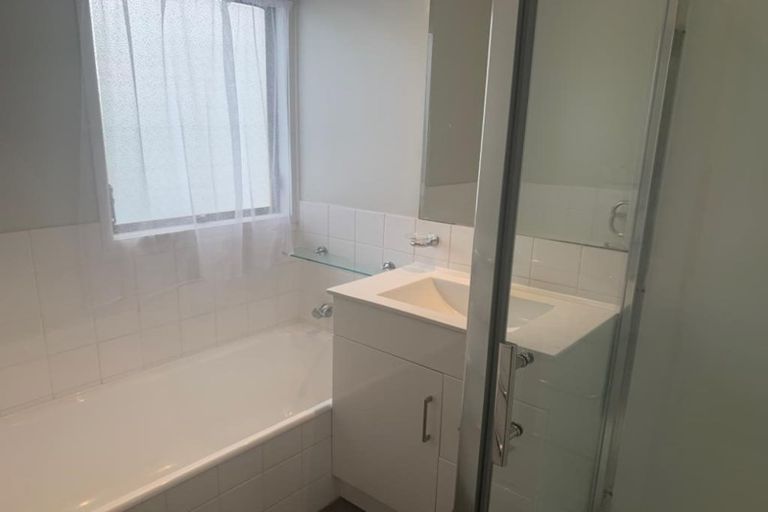 Photo of property in 1 Mark Edward Drive, Half Moon Bay, Auckland, 2012