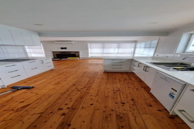 Photo of property in 121 Centreway Road, Orewa, 0931