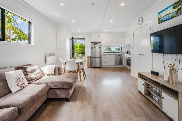 Photo of property in 2/141 Wallace Road, Mangere Bridge, Auckland, 2022