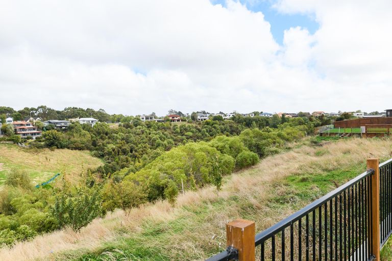 Photo of property in 55 Vaucluse Heights, Fitzherbert, Palmerston North, 4410