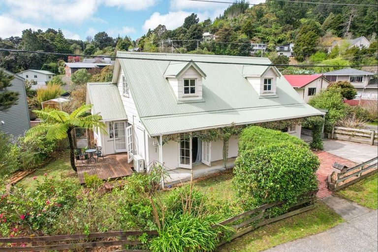 Photo of property in 11 Forest Road, Pinehaven, Upper Hutt, 5019