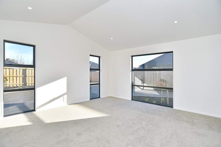 Photo of property in 17 Angus Place, Rangiora, 7400