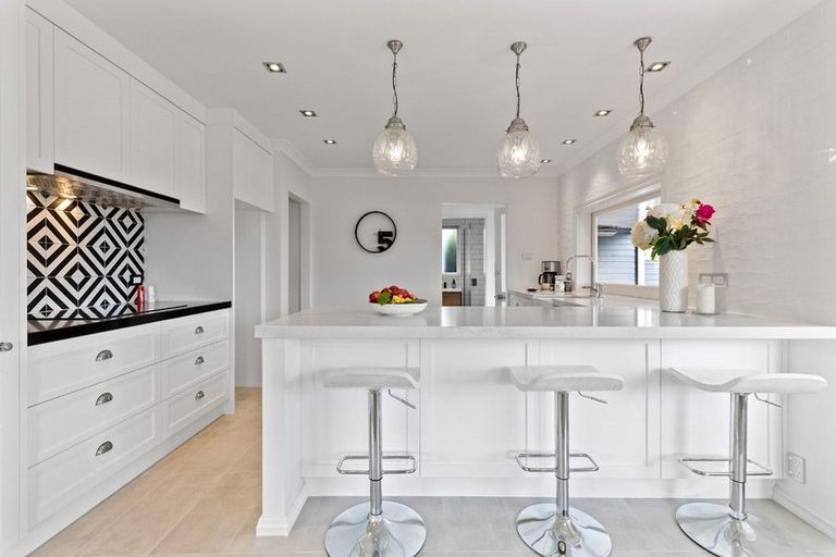 Photo of property in 16 Weatherly Road, Torbay, Auckland, 0630