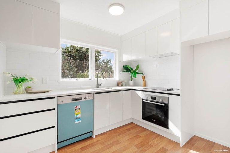 Photo of property in 1/33 Knightsbridge Drive, Forrest Hill, Auckland, 0620