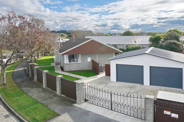 Photo of property in 4 Daytona Place, Parklands, Christchurch, 8083