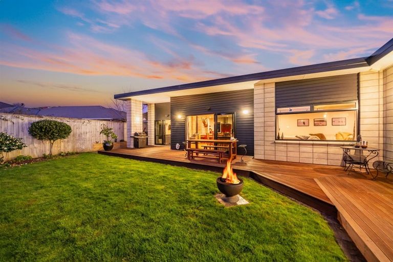 Photo of property in 14 Resolution Drive, Whitby, Porirua, 5024