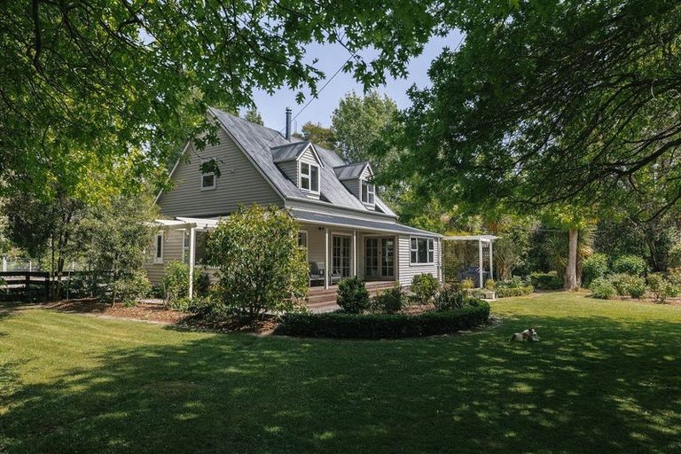 Photo of property in 200 Aokautere Drive, Fitzherbert, Palmerston North, 4471