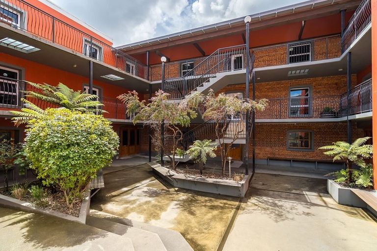 Photo of property in 2/2 Manor Place, Dunedin Central, Dunedin, 9016