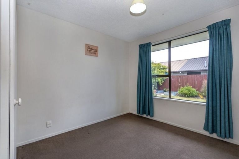 Photo of property in 5 Kruse Place, Redwood, Christchurch, 8051