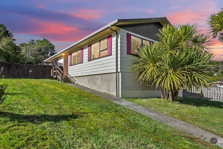 Photo of property in 112 Norana Road, Timberlea, Upper Hutt, 5018