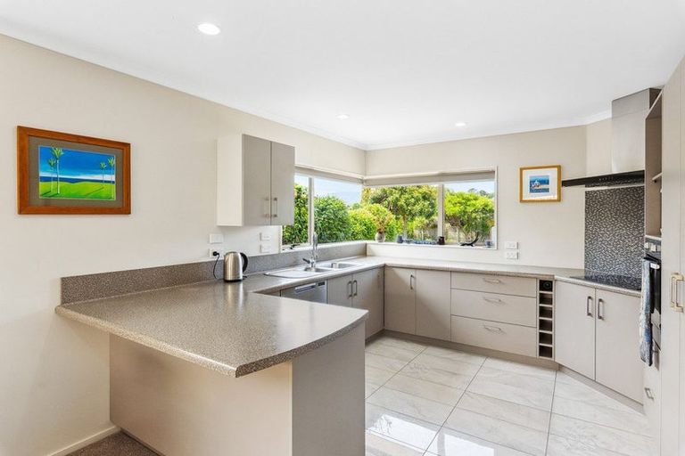 Photo of property in 8 Leanne Way, Waikanae Beach, Waikanae, 5036