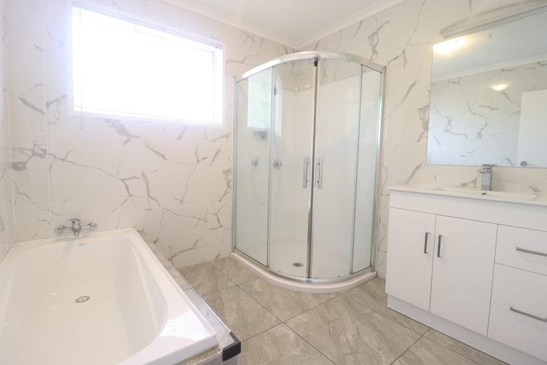 Photo of property in 2/663 Beach Road, Rothesay Bay, Auckland, 0630