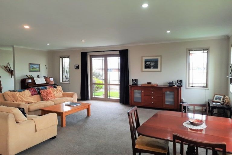Photo of property in 1 D'urville Place, Kelvin Grove, Palmerston North, 4414