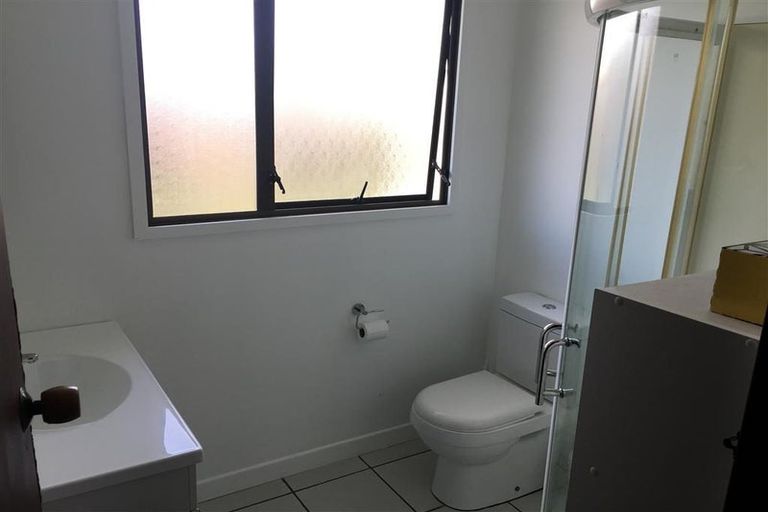 Photo of property in 1/6 Valdale Road, Henderson, Auckland, 0610