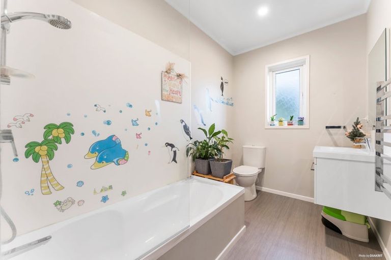 Photo of property in 36 Savoy Road, Glen Eden, Auckland, 0602