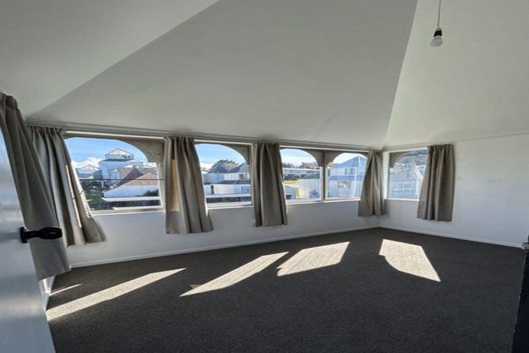 Photo of property in 112 Akaroa Drive, Maupuia, Wellington, 6022