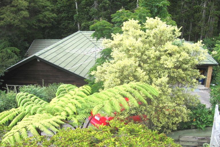 Photo of property in 25 Holdaway Avenue, Northcote, Auckland, 0627