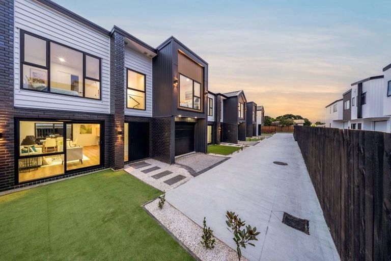 Photo of property in 106b Edgewater Drive, Pakuranga, Auckland, 2010