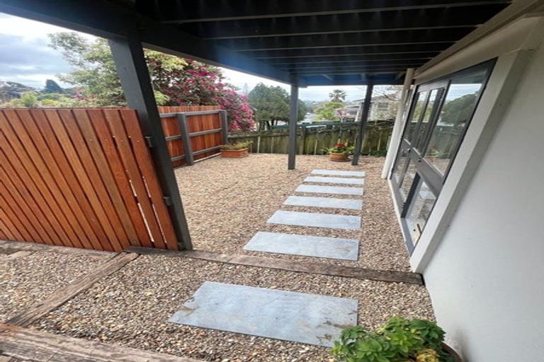 Photo of property in 26 Staincross Street, Green Bay, Auckland, 0604