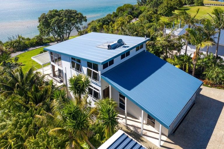 Photo of property in 42 Pohutukawa Avenue, Red Beach, 0932