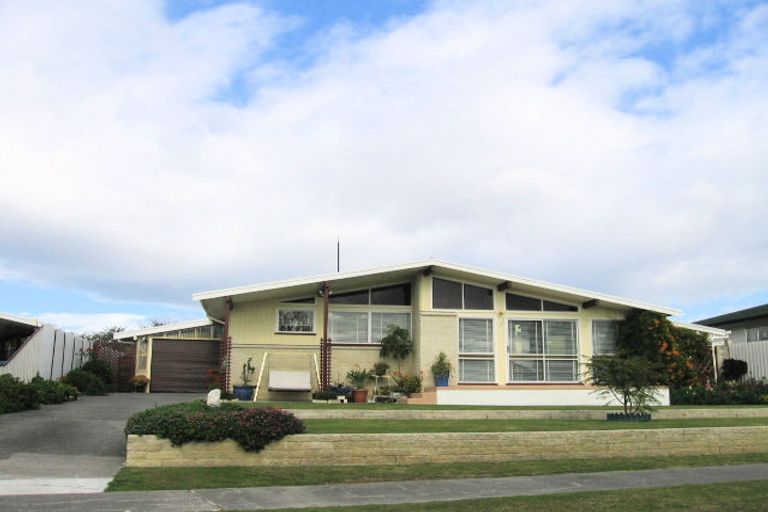 Photo of property in 76 Wynyard Crescent, Tamatea, Napier, 4112