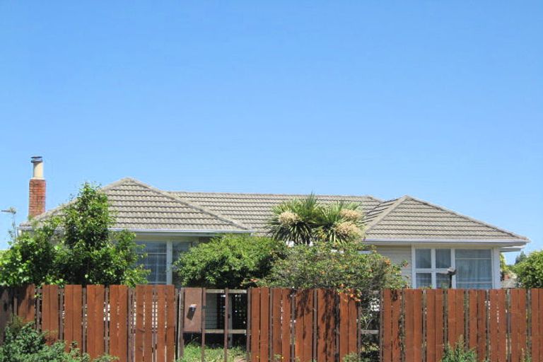 Photo of property in 2 Shortland Street, Wainoni, Christchurch, 8061