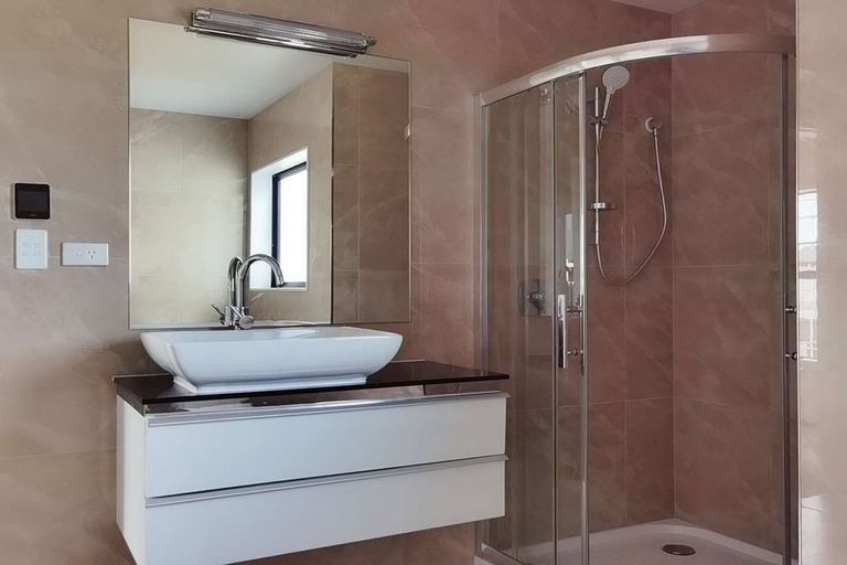 Photo of property in 98 Cardiff Road, Pakuranga, Auckland, 2010