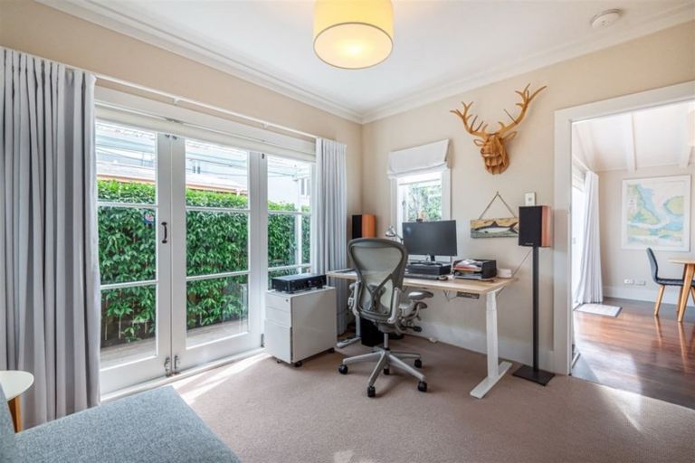 Photo of property in 30 Old Lake Road, Narrow Neck, Auckland, 0624