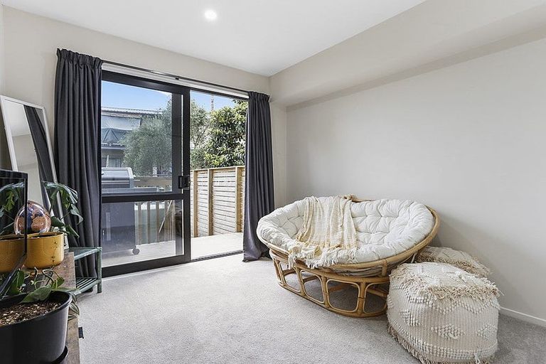 Photo of property in 21d Cherry Tree Place, Massey, Auckland, 0614