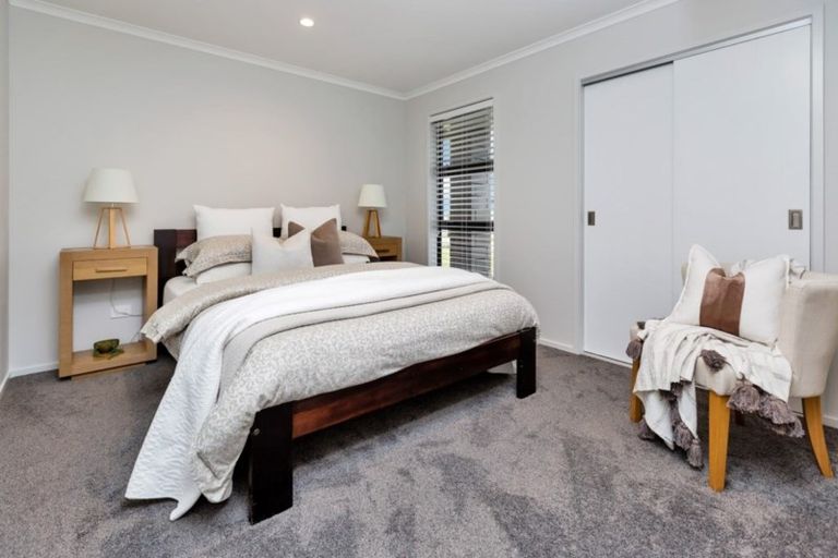 Photo of property in 32 Waitemata Drive, One Tree Point, 0118