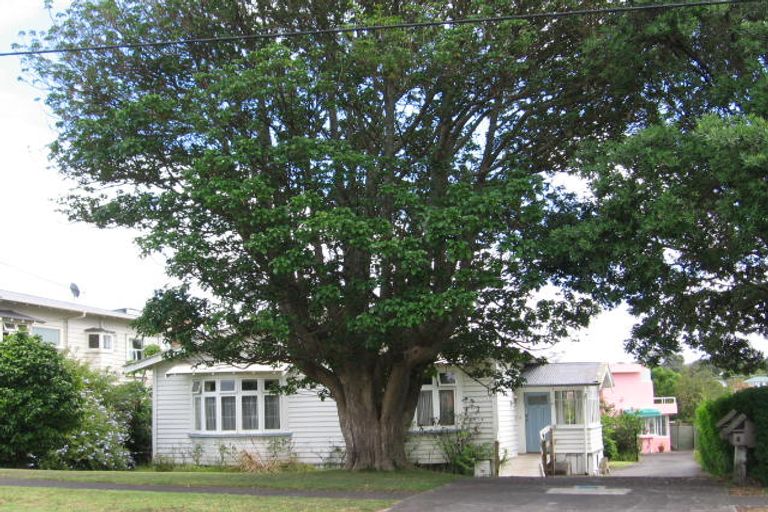 Photo of property in 1/7 Otakau Road, Milford, Auckland, 0620