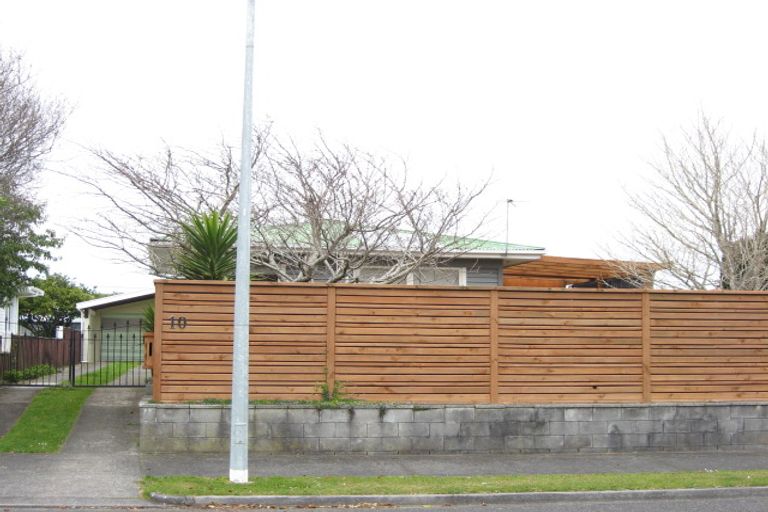 Photo of property in 10 Riversdale Drive, Merrilands, New Plymouth, 4312