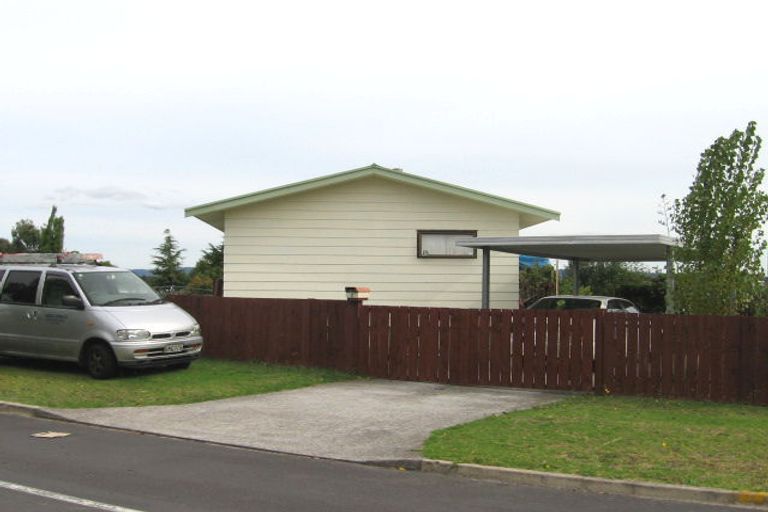 Photo of property in 2 Forster Place, West Harbour, Auckland, 0618