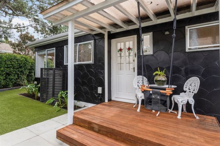 Photo of property in 2/7 Hanlon Crescent, Narrow Neck, Auckland, 0624