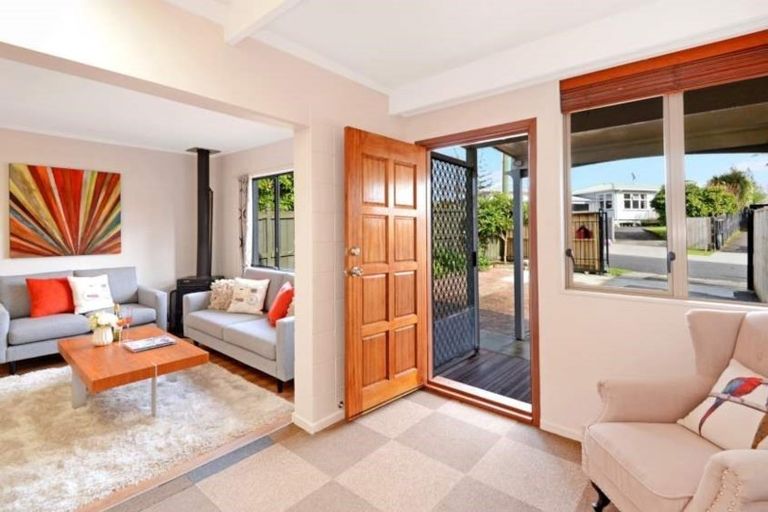 Photo of property in 1/52 Chippendale Crescent, Birkdale, Auckland, 0626