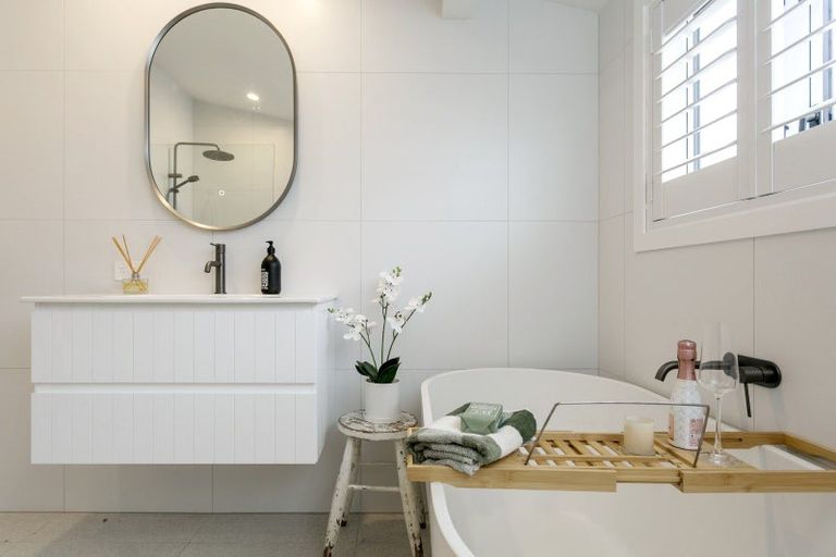 Photo of property in 4 Kathleen Place, Rainbow Point, Taupo, 3330