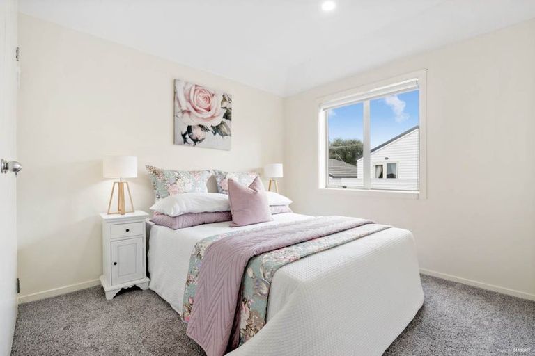 Photo of property in 2/24 Fields Parade, Oteha, Auckland, 0632