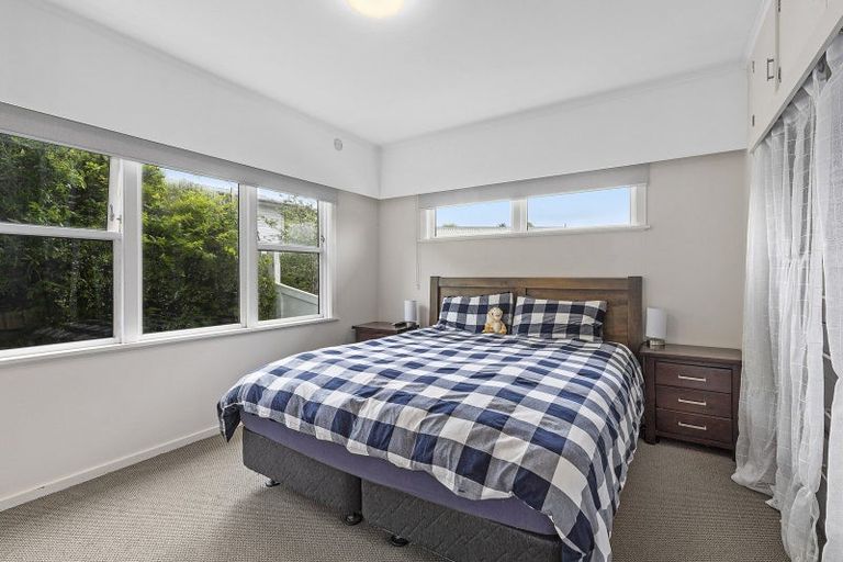 Photo of property in 9 Blandford Way, Newlands, Wellington, 6037