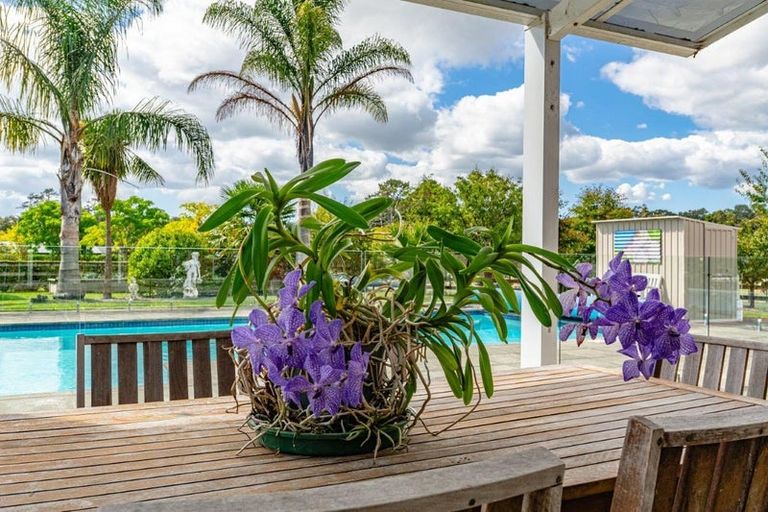 Photo of property in 42 Farrand Road, Kumeu, 0891