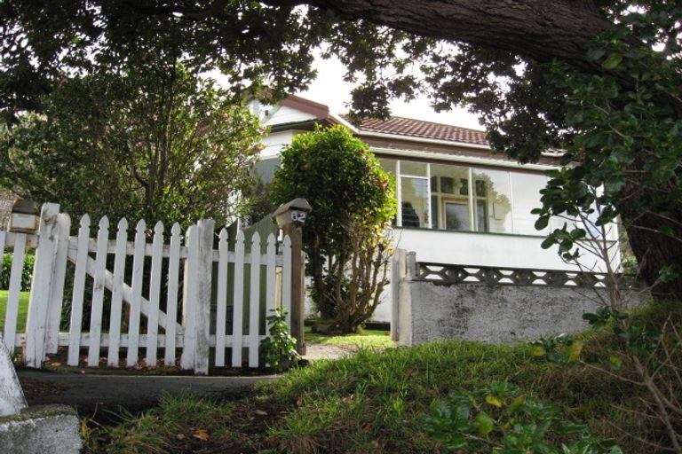 Photo of property in 62 Queens Drive, Lyall Bay, Wellington, 6022