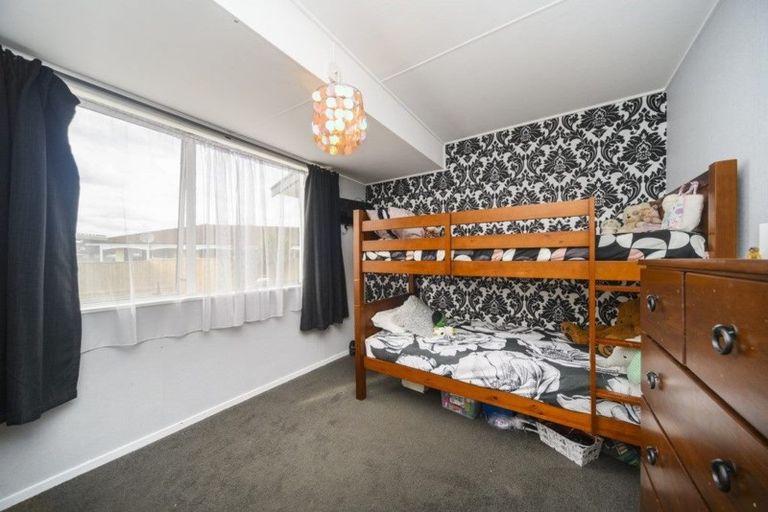 Photo of property in 18 Cumberland Place, Kelvin Grove, Palmerston North, 4414