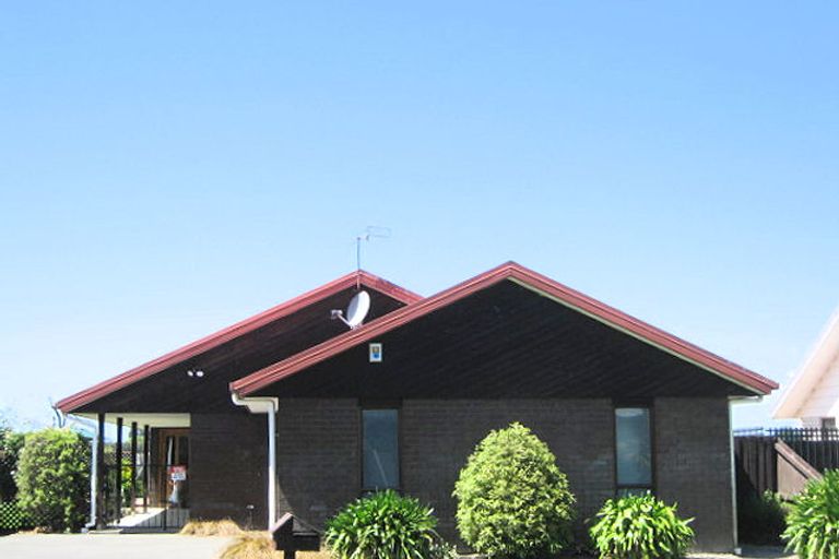 Photo of property in 21 Sonning Place, Redwood, Christchurch, 8051