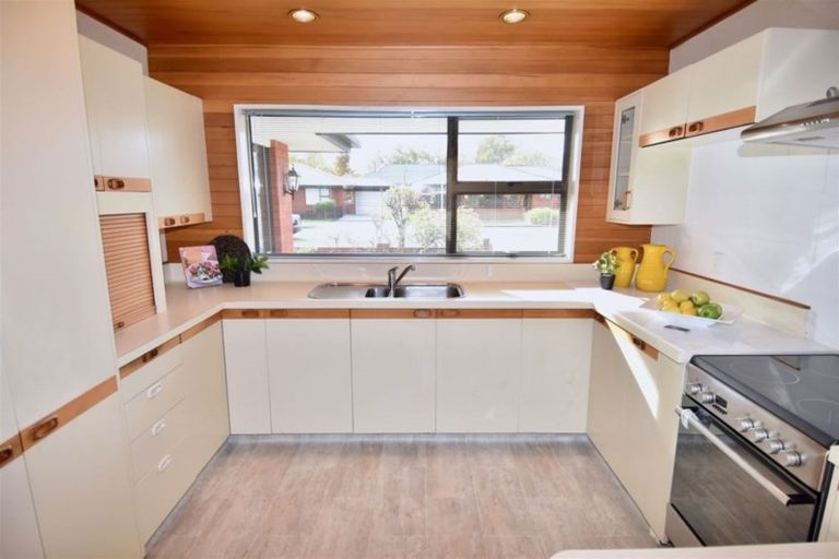 Photo of property in 2/1 Thorrington Road, Cashmere, Christchurch, 8022