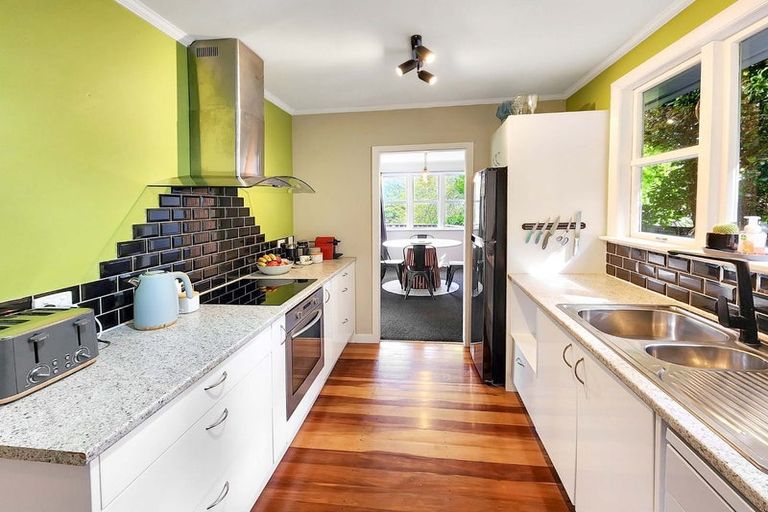 Photo of property in 16 Manor Drive, Stokes Valley, Lower Hutt, 5019