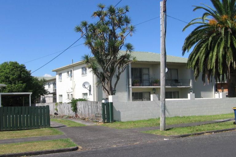 Photo of property in 15 Queen Mary Avenue, New Lynn, Auckland, 0600