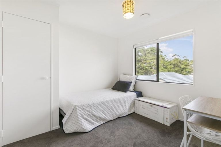 Photo of property in 1/95 Hobsonville Road, West Harbour, Auckland, 0618