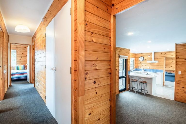 Photo of property in 2/6 Stoneleigh Court, Sunnynook, Auckland, 0632